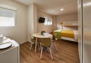西圭伊羅的住宿－A Estreliña，小房间设有桌子和床
