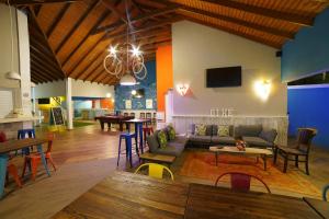 een woonkamer met een bank en een tafel bij Bed & Bike Curacao - Jan Thiel in Willemstad
