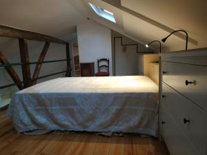 ein Schlafzimmer mit einem Bett und einer Kommode in einem Zimmer in der Unterkunft Casa da Tia Guida in Golegã