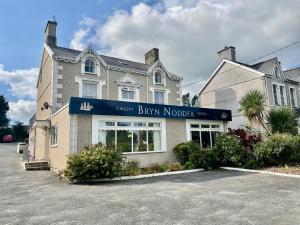 a building with a sign that reads bath motel at Bryn Noddfa in Morfa Nefyn