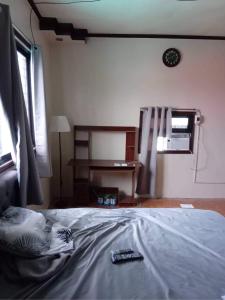 Säng eller sängar i ett rum på Balili Property at Metro Manila Hills Subd Rodriguez Rizal
