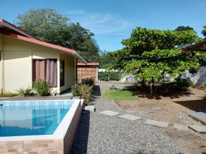 a house with a swimming pool in the yard at villa tavago in Cahuita
