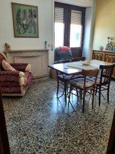 Sweet Home في أوليينا: غرفة معيشة مع طاولة وكراسي