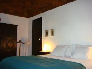 1 dormitorio con 1 cama con manta azul en Quarto Duplo - Monte dos Arneiros, en Lavre