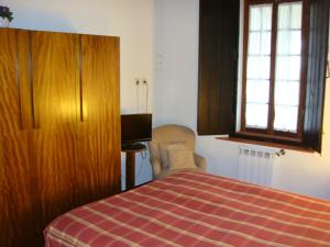 1 dormitorio con 1 cama, TV y ventana en Quarto Duplo - Monte dos Arneiros, en Lavre