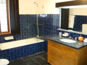y baño con bañera, lavamanos y ducha. en Quarto Duplo - Monte dos Arneiros, en Lavre