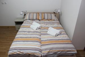 A bed or beds in a room at Apartman Luka