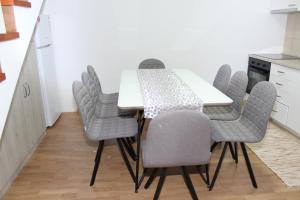 A kitchen or kitchenette at Apartman Luka
