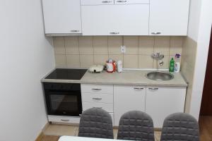 A kitchen or kitchenette at Apartman Luka