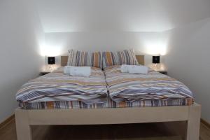 A bed or beds in a room at Apartman Luka