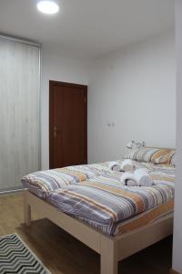 A bed or beds in a room at Apartman Luka