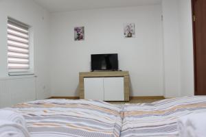 A bed or beds in a room at Apartman Luka