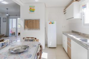 Kuchyň nebo kuchyňský kout v ubytování Lindo residencial no centro de Gramado