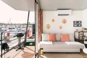 ein Wohnzimmer mit einem Sofa auf dem Balkon in der Unterkunft The Homeboat Company Albufeira in Albufeira