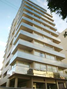 een hoog gebouw met een balkon ervoor bij Espectacular Departamento en San Telmo - Piscina, Lavadero y Parrilla in Buenos Aires