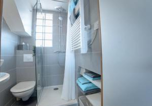 y baño con ducha, aseo y lavamanos. en Coup de Cœur assuré pour ce T2 rénové Hyper centre en Biarritz