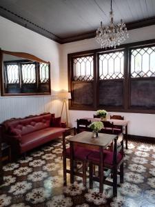 een woonkamer met een bank en een tafel bij Casa Aldea in San José