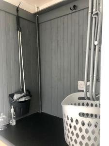 een badkamer met een toilet in een kamer bij City Studio in Swansea