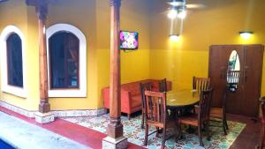 ein Wohnzimmer mit einem Tisch und einem Sofa in der Unterkunft Casa del Agua in Granada