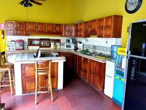 cocina con armarios de madera y encimera en Casa del Agua, en Granada