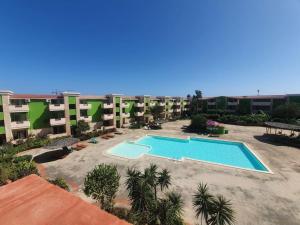 una vista aérea de un gran complejo de apartamentos con piscina en Moradias Santa Maria, en Santa Maria