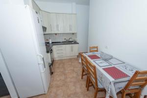 una cucina con frigorifero bianco e tavolo con sedie di Chávez Padrón a Frontera