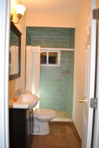 uma casa de banho com um lavatório, um WC e um chuveiro em EWR AIRPORT MOTELCASA Guest House Newark NJ em Newark
