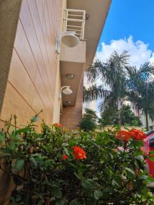 a balcony with a ladder and flowers on a building at Novo Grande Hotel in Ribeirão Preto