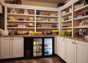 una cucina con frigorifero rifornito di bevande di Best Western Plus Tupelo Inn & Suites a Tupelo
