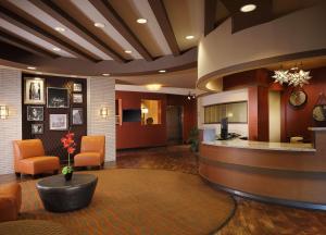 a lobby of a hotel with a counter and chairs at Best Western Plus Tupelo Inn & Suites in Tupelo