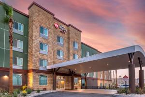 大教堂城Best Western Plus Coachella Valley Inn & Suites的建筑酒店形象