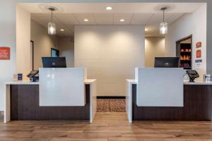 Best Western Plus Coachella Valley Inn & Suites的电视和/或娱乐中心