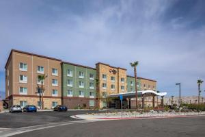 un edificio con palmeras y aparcamiento en Best Western Plus Desert View Inn & Suites, en Cathedral City