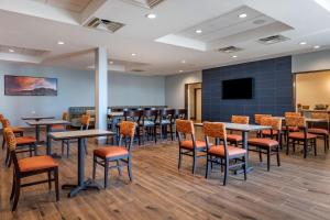 Best Western Plus Coachella Valley Inn & Suites的电视和/或娱乐中心