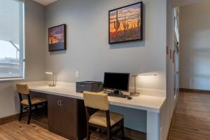 Best Western Plus Coachella Valley Inn & Suites的电视和/或娱乐中心