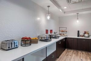 Kuchyň nebo kuchyňský kout v ubytování Best Western Plus Coachella Valley Inn & Suites