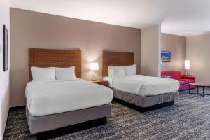 Best Western Plus Coachella Valley Inn & Suites客房内的一张或多张床位