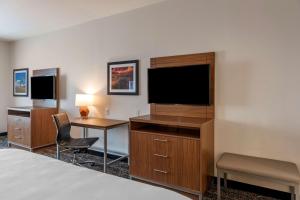 Best Western Plus Coachella Valley Inn & Suites的电视和/或娱乐中心