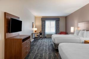 Best Western Plus Coachella Valley Inn & Suites客房内的一张或多张床位