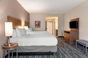 Best Western Plus Coachella Valley Inn & Suites客房内的一张或多张床位
