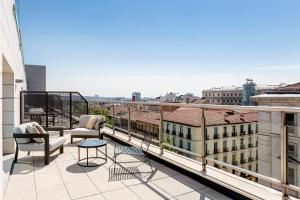 einen Balkon mit Stadtblick in der Unterkunft Radisson RED Madrid in Madrid