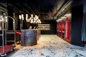 un bar en un vestidor con suelo de mármol en Radisson RED Madrid, en Madrid