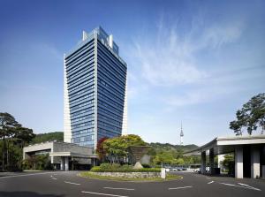un edificio alto en medio de una calle en Banyan Tree Club & Spa Seoul, en Seúl