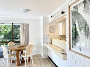 a kitchen and dining room with a table and chairs at Surf Haven opposite Clarkes Beach pool walk to CBD in Byron Bay
