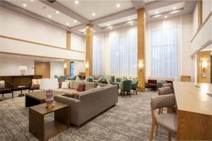 un vestíbulo con una sala de espera con sofás y sillas en Staybridge Suites - San Bernardino - Loma Linda en San Bernardino