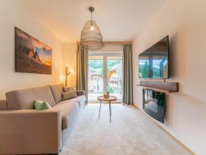uma sala de estar com um sofá e uma televisão em Ski Nature Apartment Lungau Top 13 em Mauterndorf