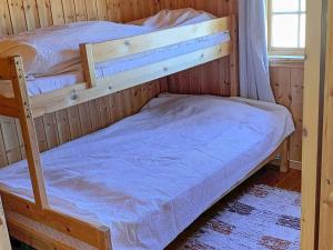 1 dormitorio con 2 literas en una cabaña en Holiday home Meløy, en Meløyskagen