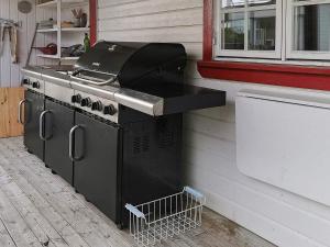 cocina con fogones y parrilla en Holiday home Meløy, en Meløyskagen