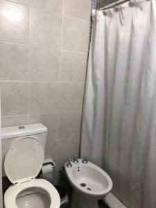 ein Bad mit einem WC und einem Duschvorhang in der Unterkunft Departamento Amplio en Corrientes Capital in Corrientes