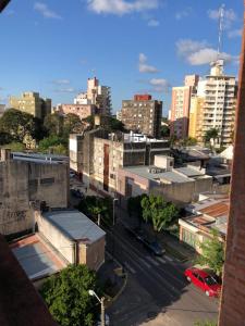 Blick auf eine Stadt mit Gebäuden und einer Straße in der Unterkunft Departamento Amplio en Corrientes Capital in Corrientes